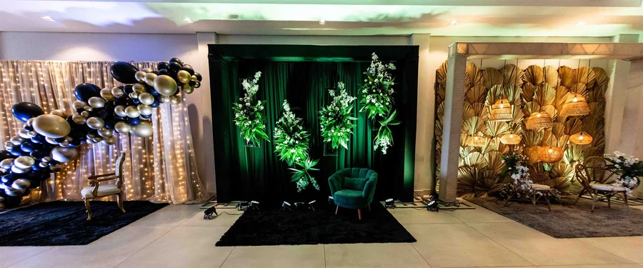 Cenário decorado para formatura em Florianópolis com stands fotográficos